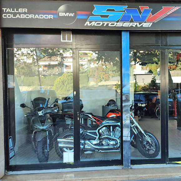 VISTA DESDE EL EXTERIOR DE LA ENTRADA DEL TALLER SNV