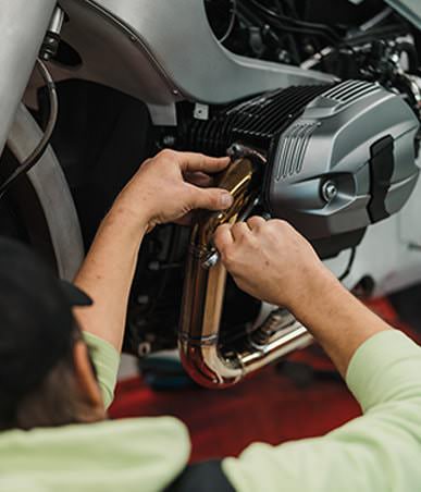 mecanico reparando moto